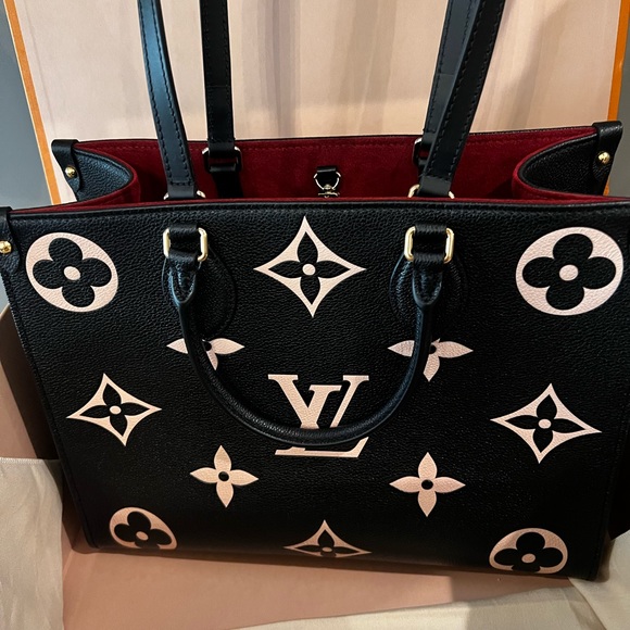 LV on the go black and cream MM Only one on Poshmark this bag  very hard to find - Picture 6 of 16